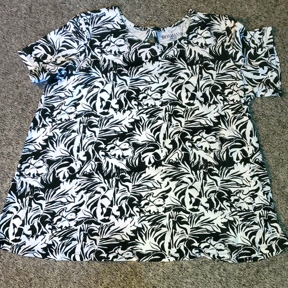 Roaman's Black/White Floral Pattern Tee with Key Hole Back Large